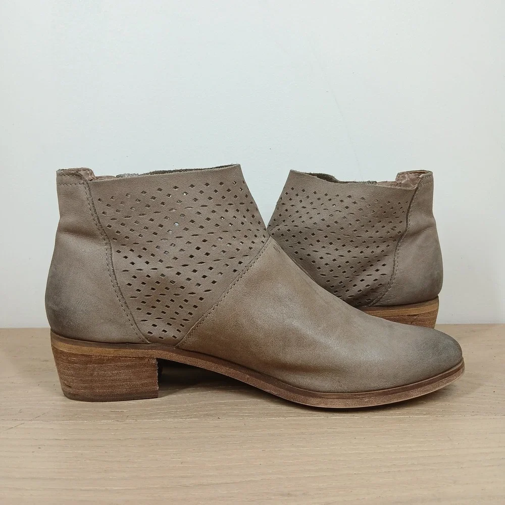 Hinge Ankle Boots Womens 7.5 Taupe Leather Perforated Zip Western Boho